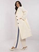 Kremowy długi płaszcz damski z wiązanym paskiem