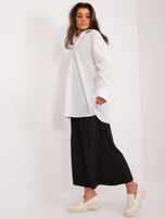 Hurt weiße lange Bluse mit Bündchen an den Ärmeln.