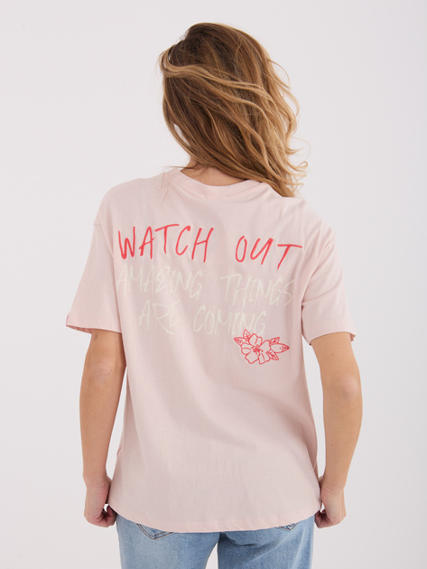 Jasnoróżowy damski t-shirt z haftem