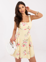 Helles gelbes Mini-Kleid für eine Hochzeit.