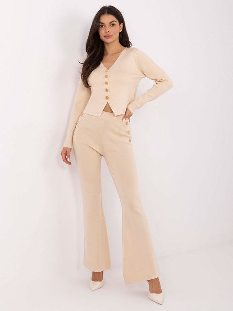 Kremowy dzianinowy komplet z ozdobnymi guzikami