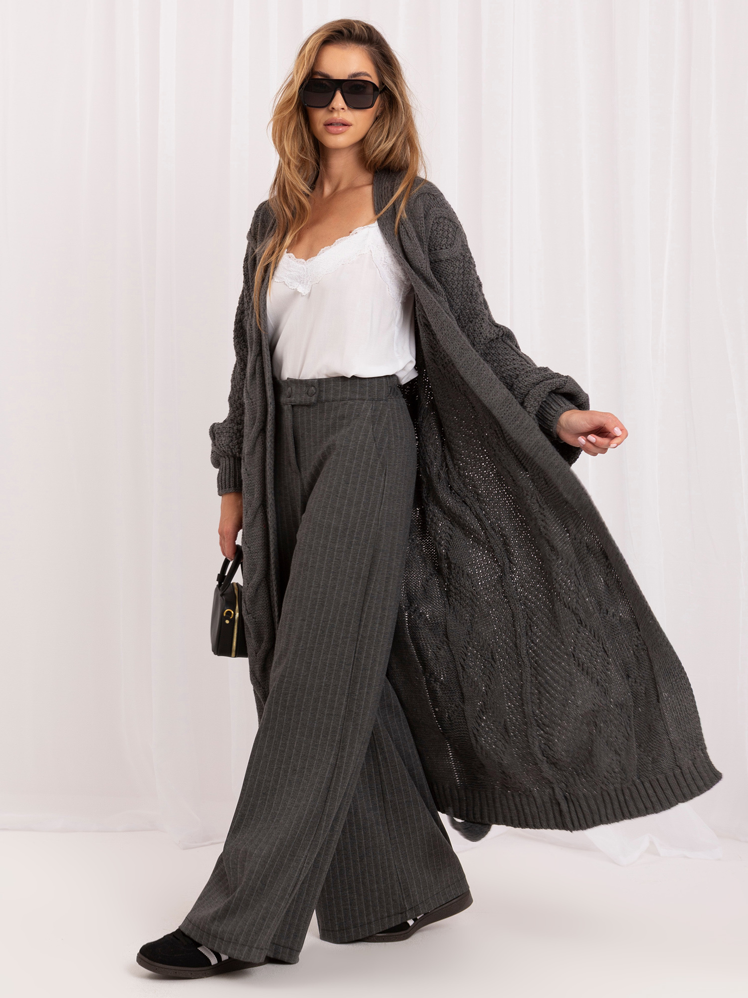 Dunkelgrauer langer Cardigan mit Zopf RUE PARIS.