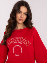 Raudona džemperis be gobtuvo su užrašu Boston.