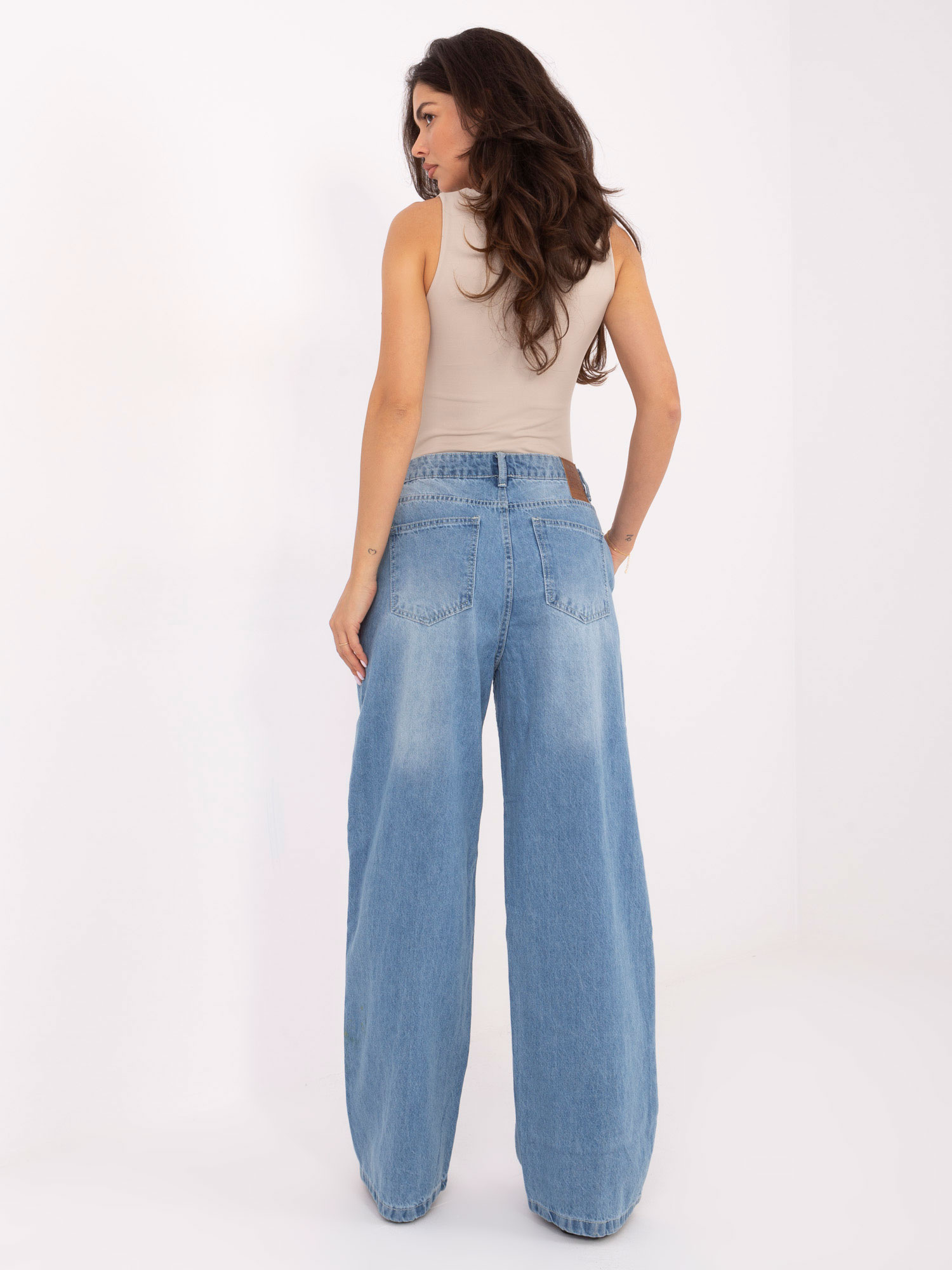 Blaue Jeans mit Falten SUBLEVEL.