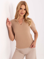 Camelowy sweter z ozdobnym łańcuszkiem