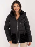 Hurtownia Czarna pikowana kurtka zimowa z kieszeniami