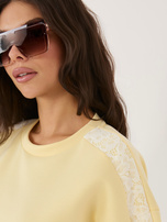 Jasnożółta damska bluzka z koronkowymi lampasami