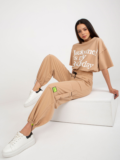 Hurt Camelowy damski komplet dresowy ze ściągaczami