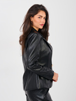 Czarna dopasowana marynarka z ekoskóry 