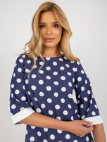 Dunkelblaue Bluse mit Punkten und 3/4-Ärmeln.