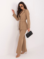 Camelowy dwuczęściowy garnitur z szerokimi spodniami