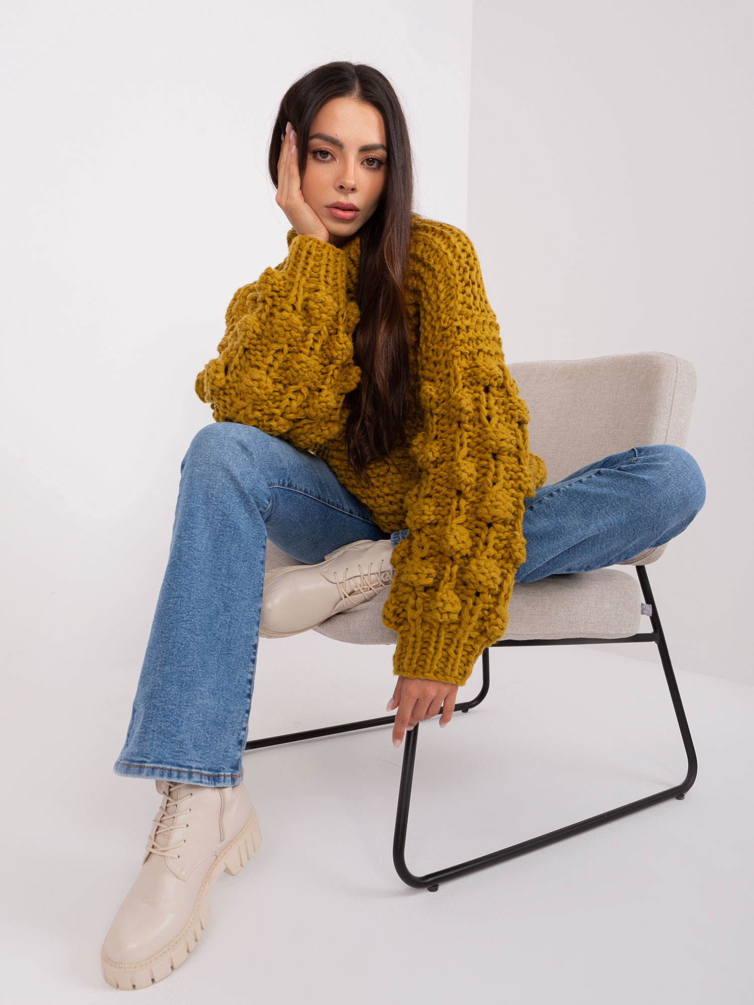 Oliwkowy sweter oversize z grubym splotem