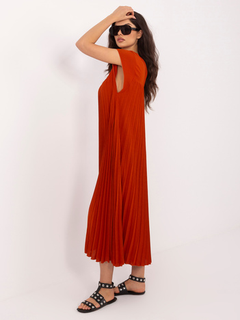 Ceglasta trapezowa sukienka z plisowaniem RUE PARIS 