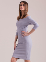 Jasnoszara prążkowana sukienka z miękkim dekoltem