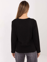 Czarny prążkowany sweter z naszywką