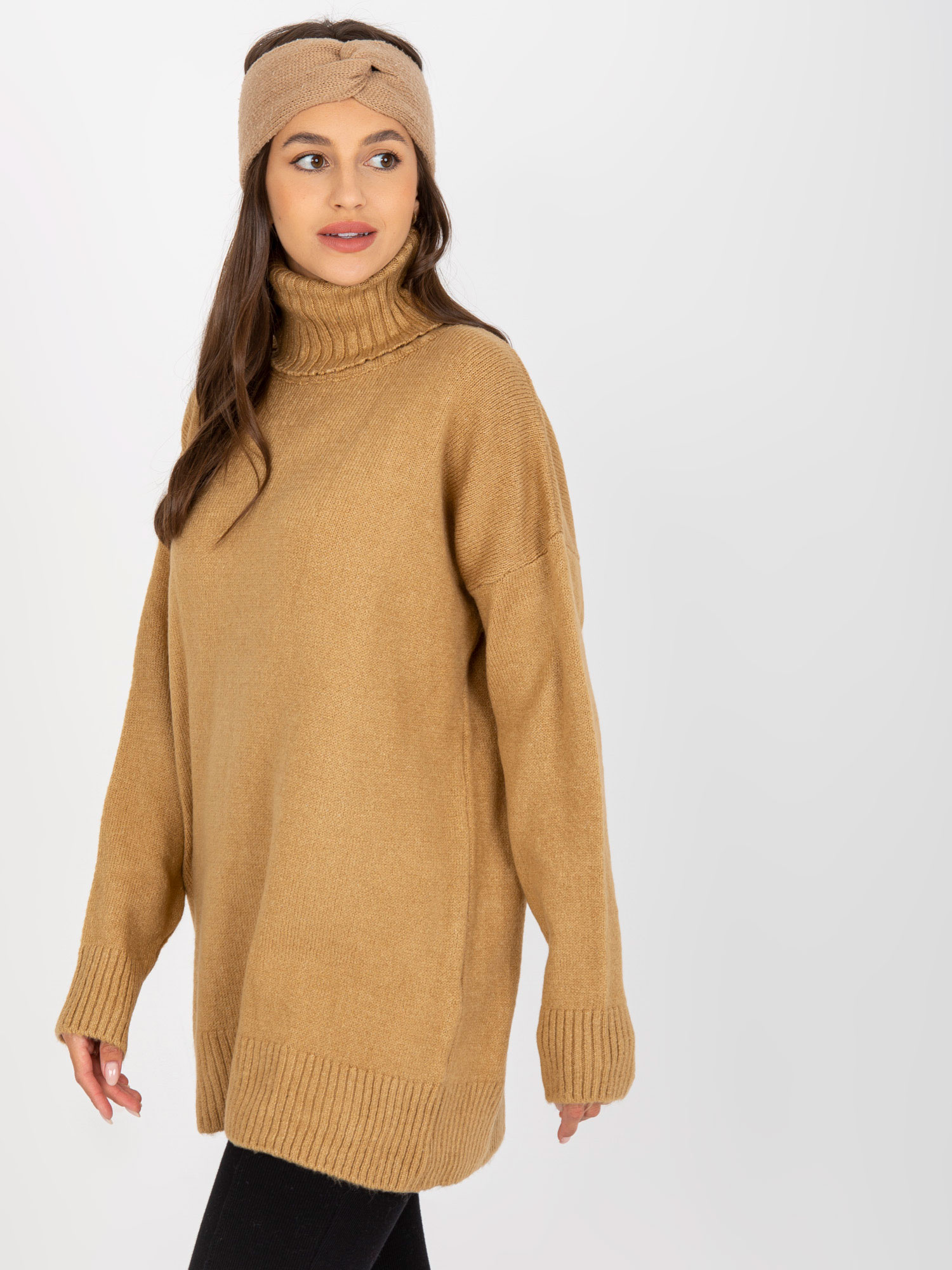 Großhandel Camelowy lockerer Pullover mit hohem Kragen RUE PARIS.