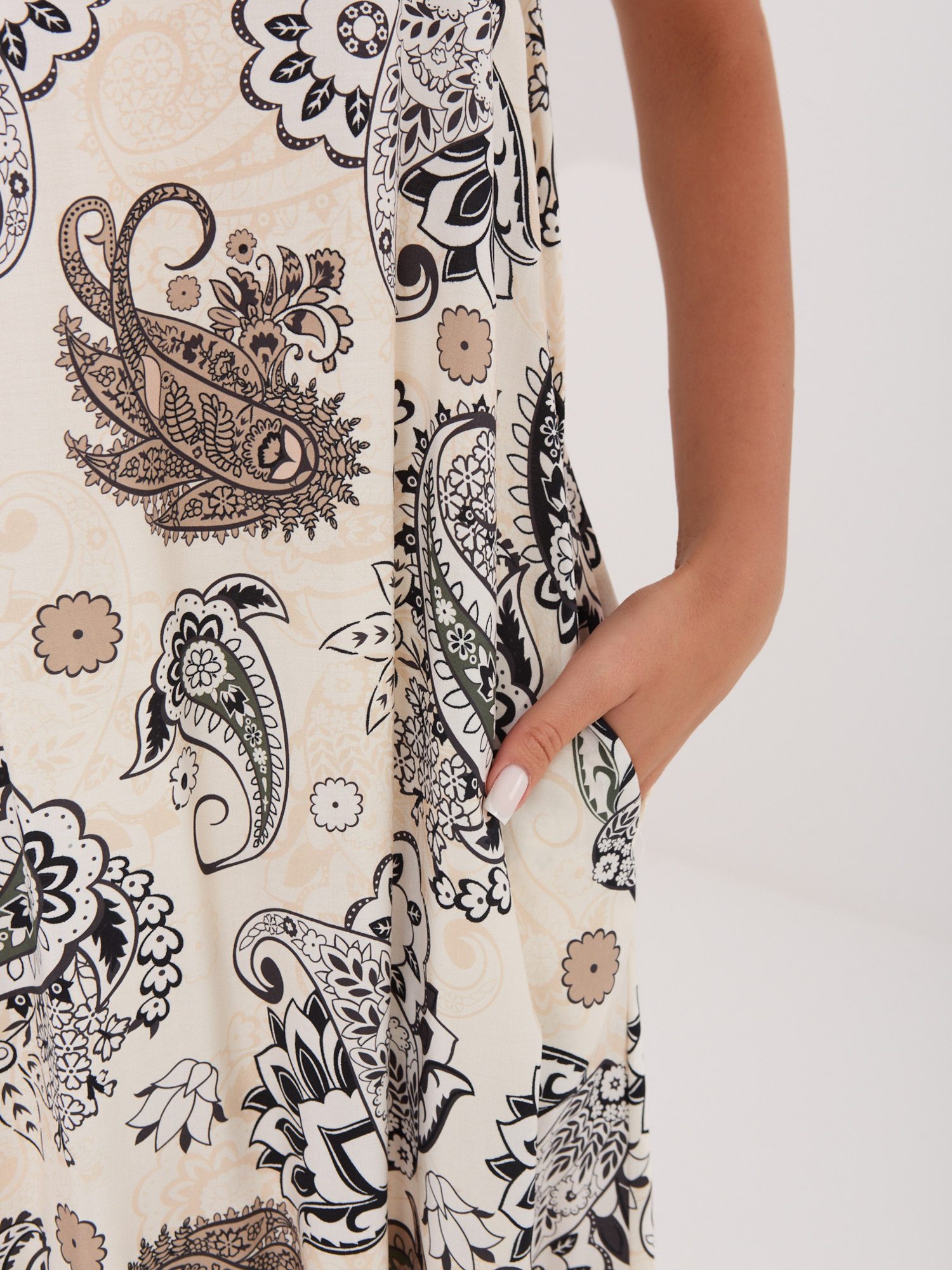 Czarna trapezowa sukienka we wzory