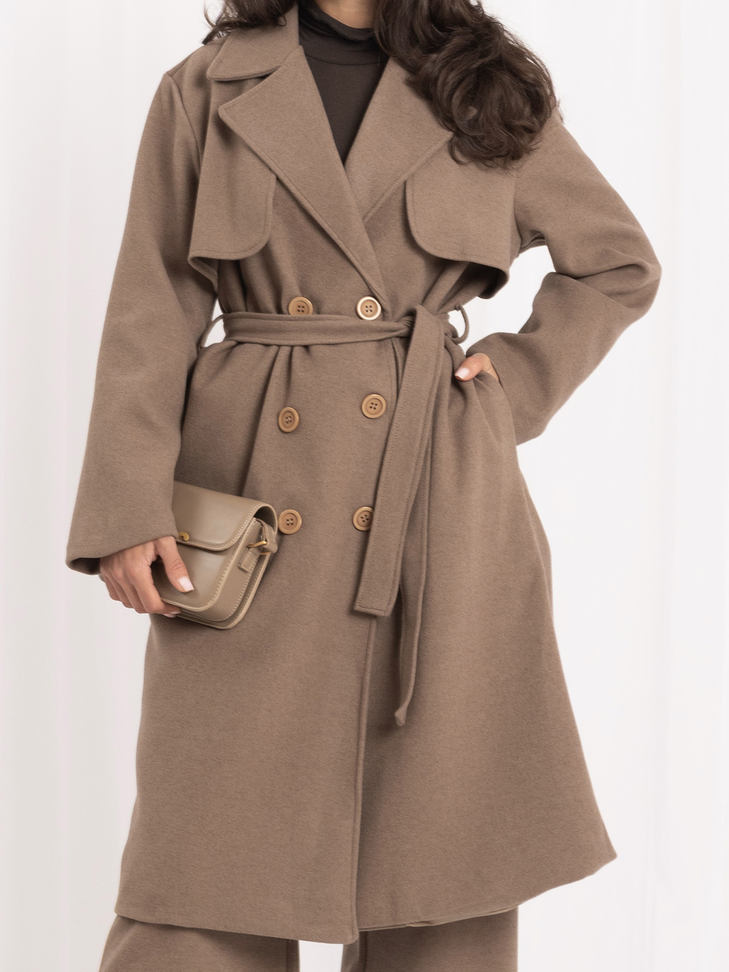 Dunkelbeige langer Trenchcoat.