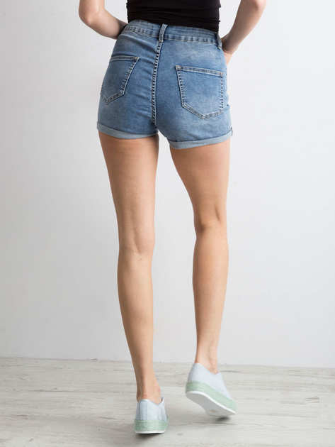 Niebieskie szorty z kwiatowymi naszywkami