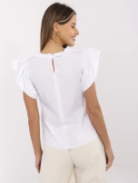 Weiße Bluse mit kurzen Ärmeln.