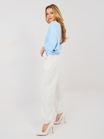 Ecru dresowe spodnie z kwiatową broszką