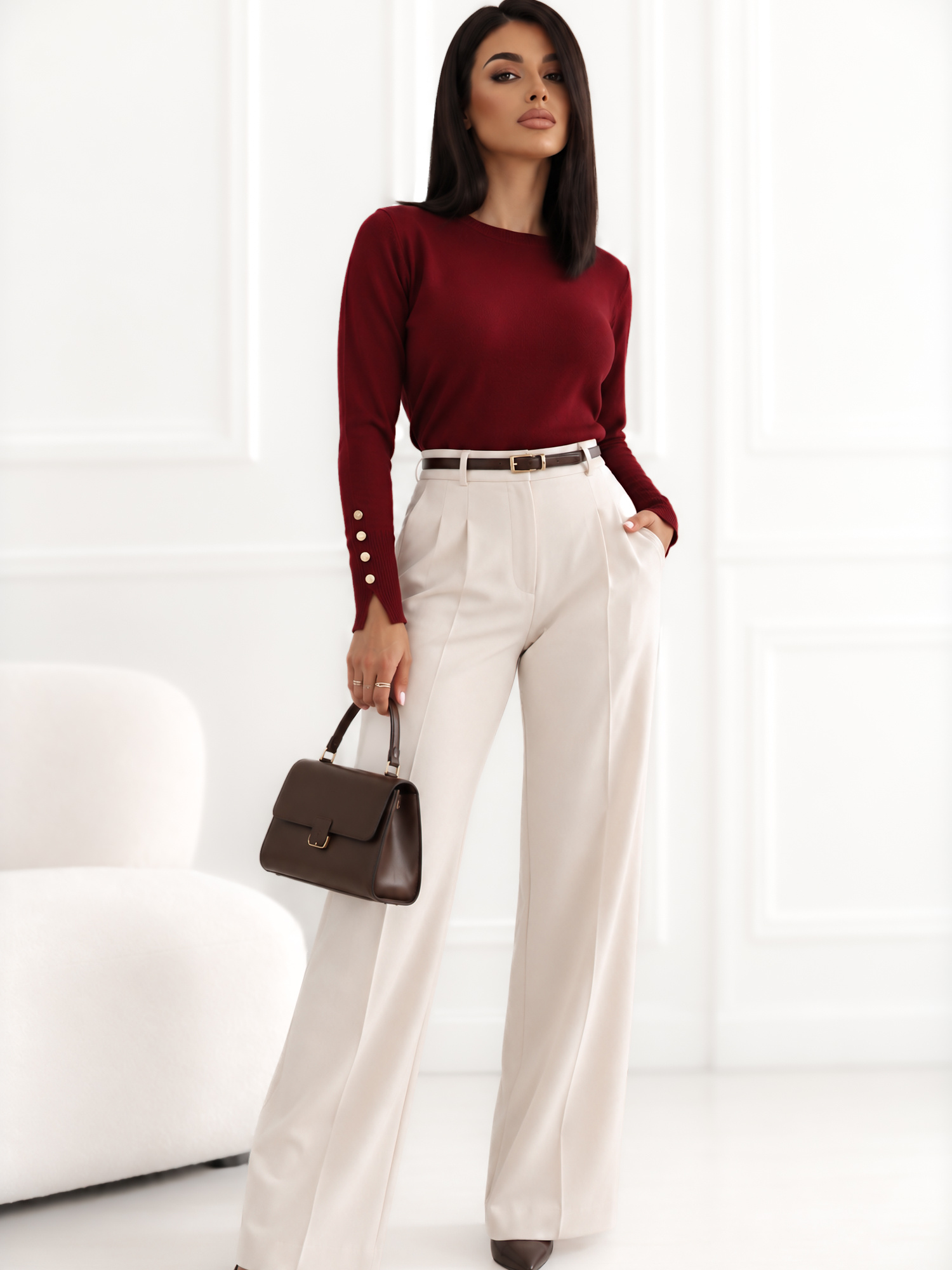 Bordeauxfarbener, taillierter Pullover mit goldenen Details.