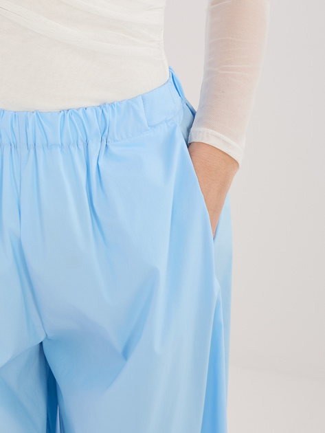 Jasnoniebieskie spodnie parachute z nogawką 7/8 RUE PARIS