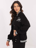 Hurtownia Czarna dresowa bluza bomberka z haftem