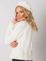 Ecru czapka damska z aplikacją