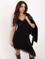 Czarna satynowa sukienka z rozcięciem 