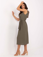 Khaki Sommerkleid mit gebundenem Gürtel.