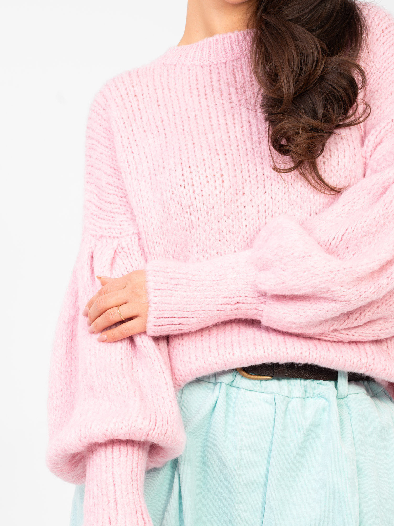 Pastelowy różowy sweter z bufiastymi rękawami