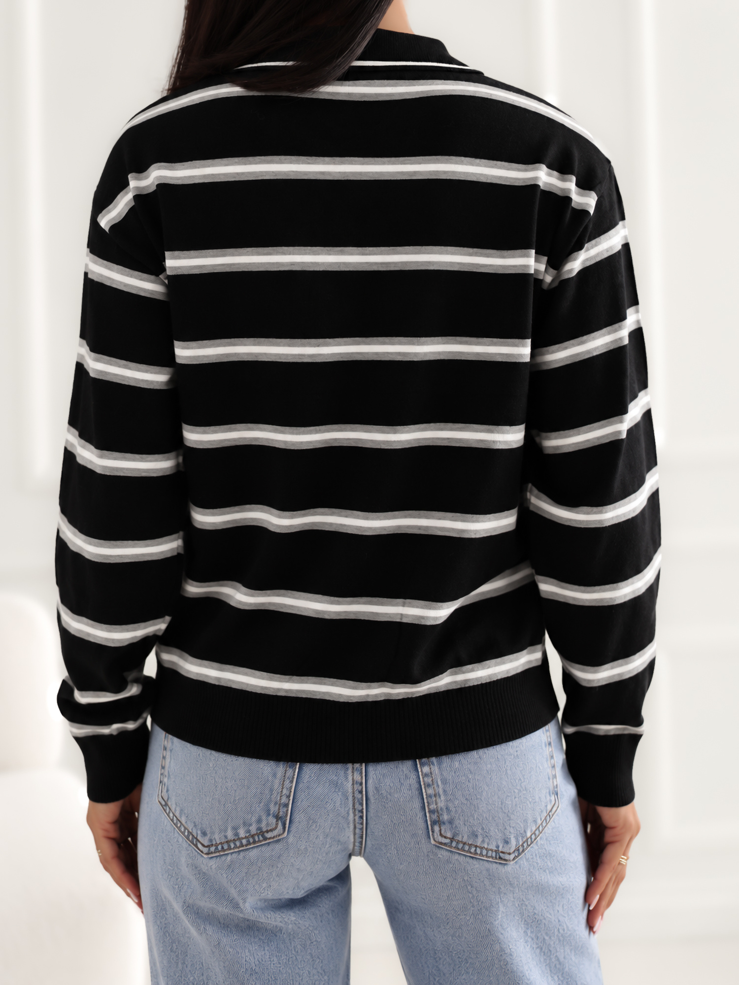 Černý casual svetr s límcem.