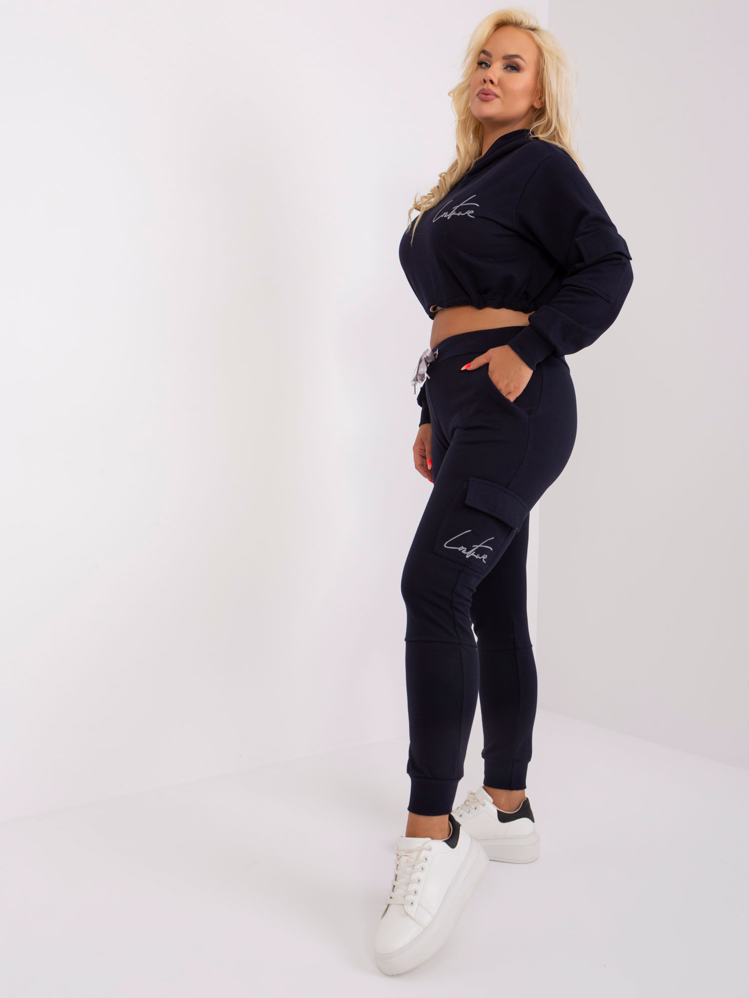 Hurtownia Granatowy komplet plus size z krótką bluzą 