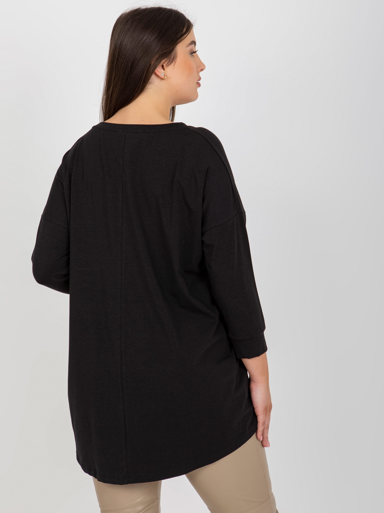 Czarna bluzka plus size z aplikacja i nadrukiem