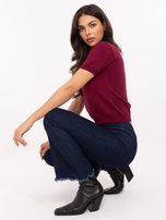 Granatowe jeansy dzwony z postrzępionymi nogawkami