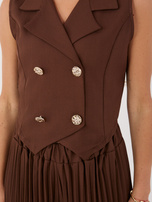 Czekoladowy damski garnitur z dwurzędową kamizelką