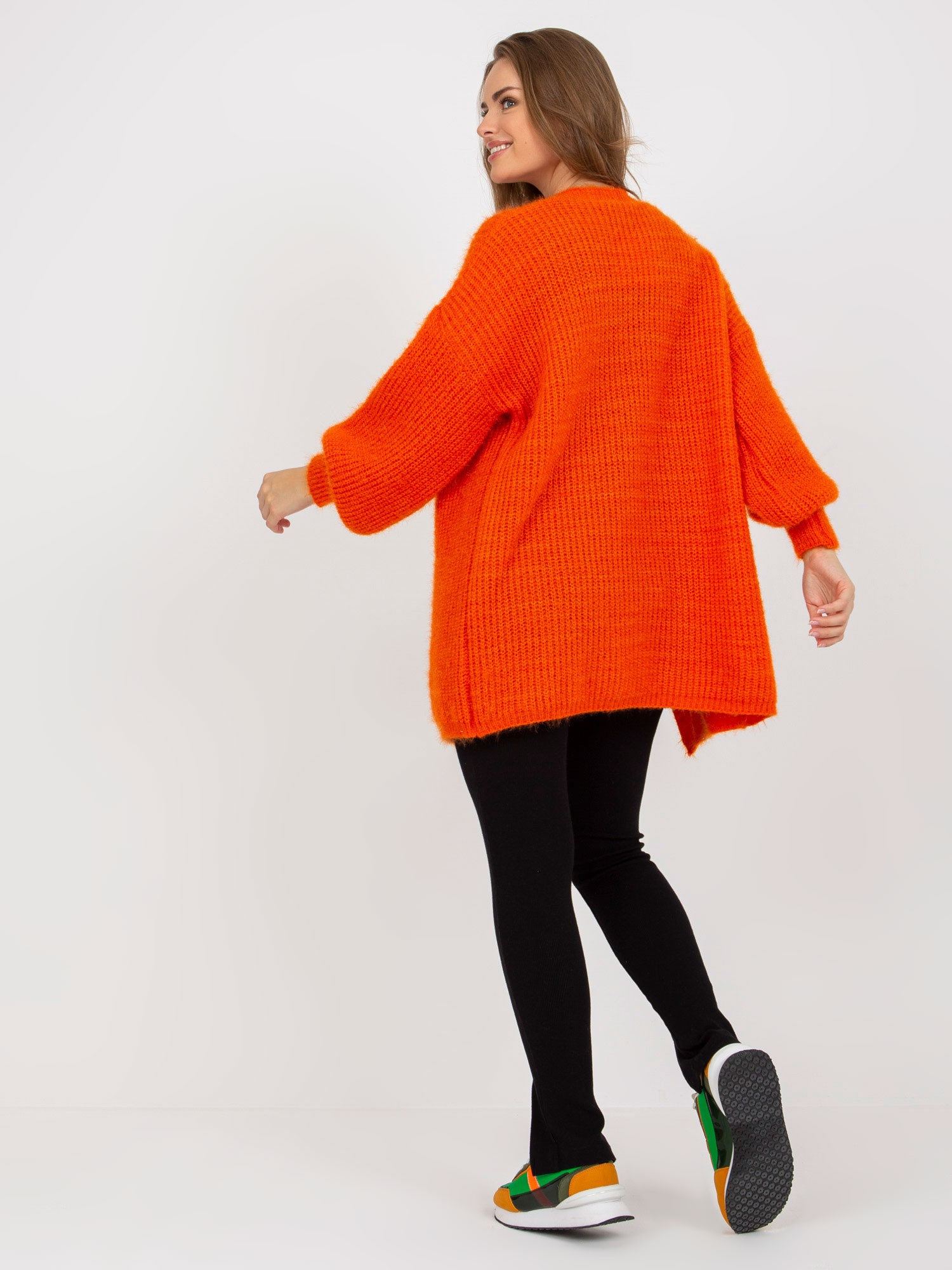 Pomarańczowy fluffy kardigan o kroju oversize OCH BELLA