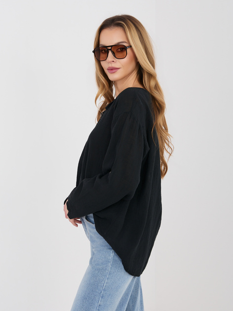 Czarna letnia bluzka z ozdobnym guzikiem