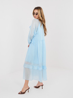 Jasnoniebieska długa sukienka z żabotem 