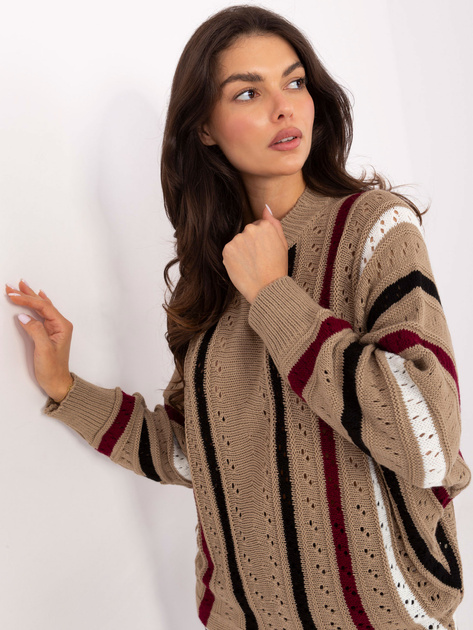 Beżowy sweter nietoperz w ażurowy wzór