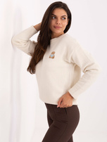 Jasnobeżowy damski sweter z naszywką misia