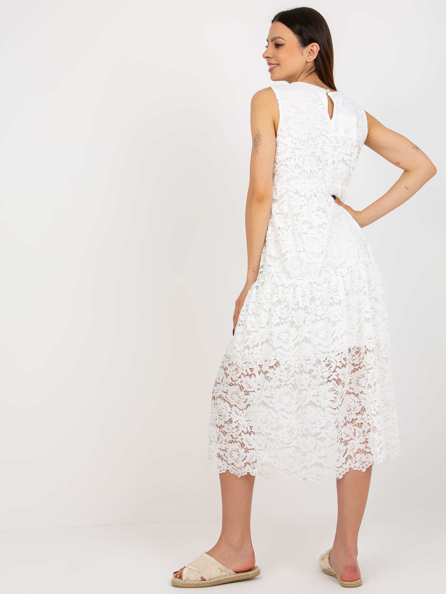 Hurt Biała rozkloszowana sukienka z falbaną OCH BELLA