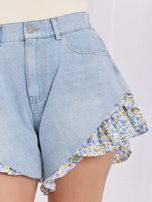 Jasnoniebieskie jeansowe szorty w stylu boho