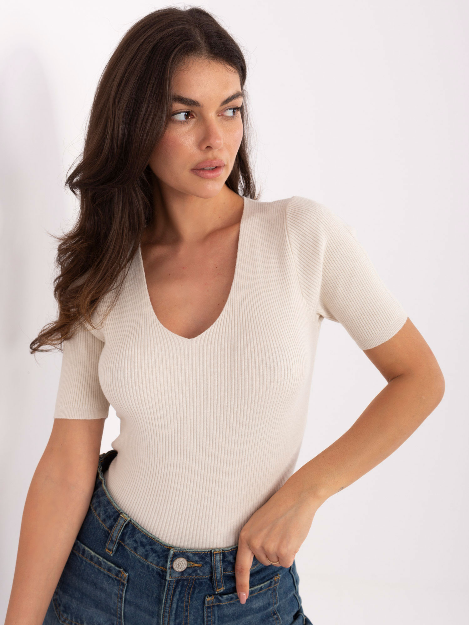 Helle beige, enganliegende Rippensweater.