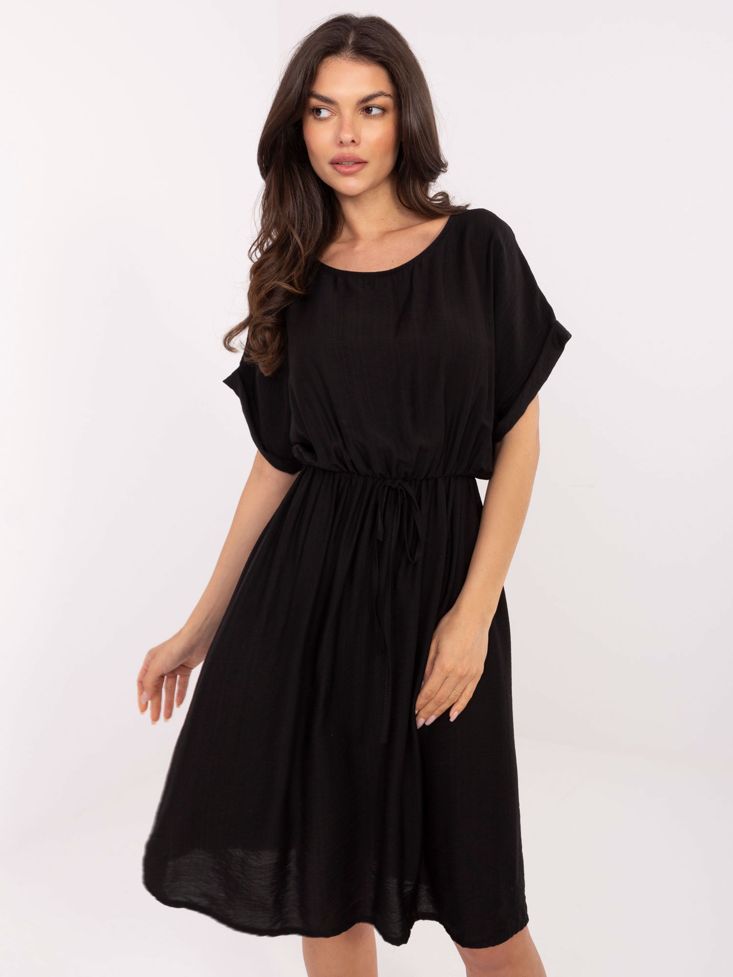 Schwarzes Sommerkleid mit Bindung in der Taille.