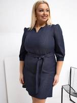 Tmavě modrá plus size šaty s nabíraným rukávem.