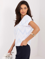 Jasnoniebieska damska bluzka w geometryczny wzór