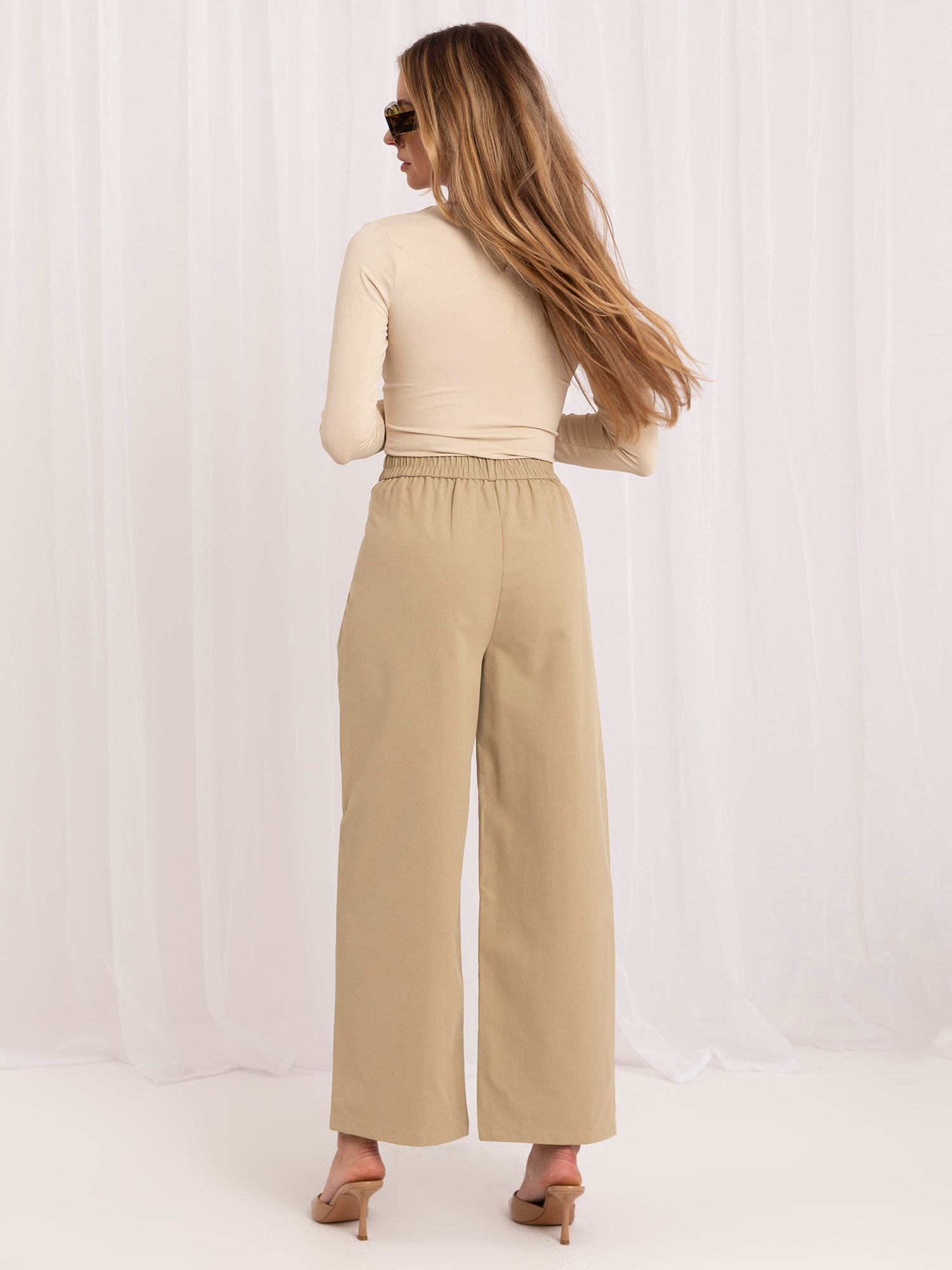 Béžové dámske nohavice culottes s záhybmi.