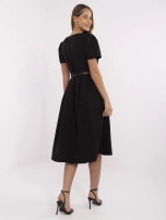 Schwarzes elegantes Kleid mit dünnem Gürtel.
